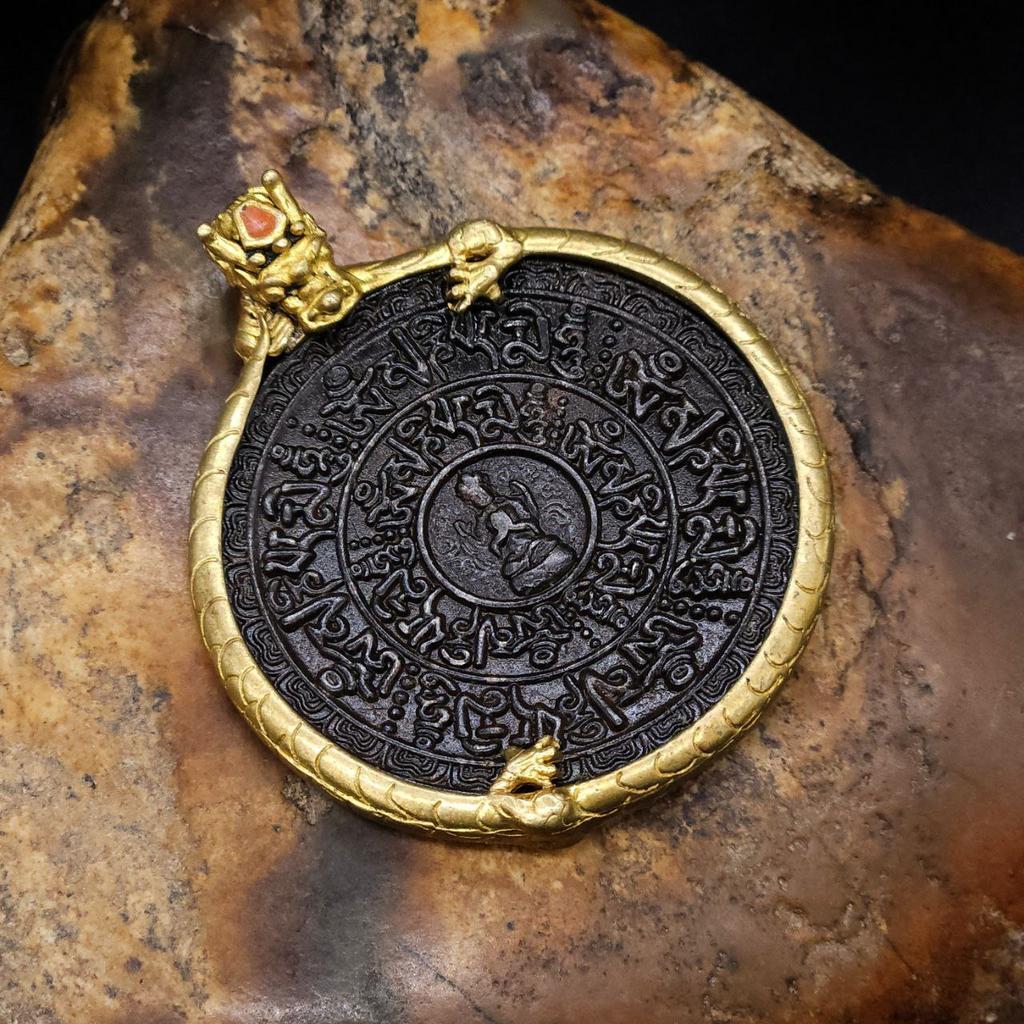 Шаманское зеркало с Авалокитешварой и драконом