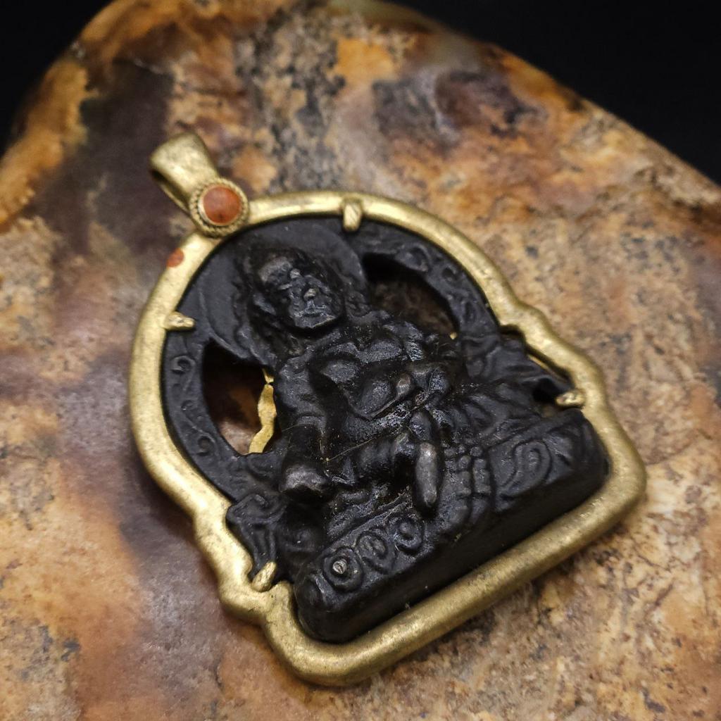 Подвеска Кубера на лотосовом троне