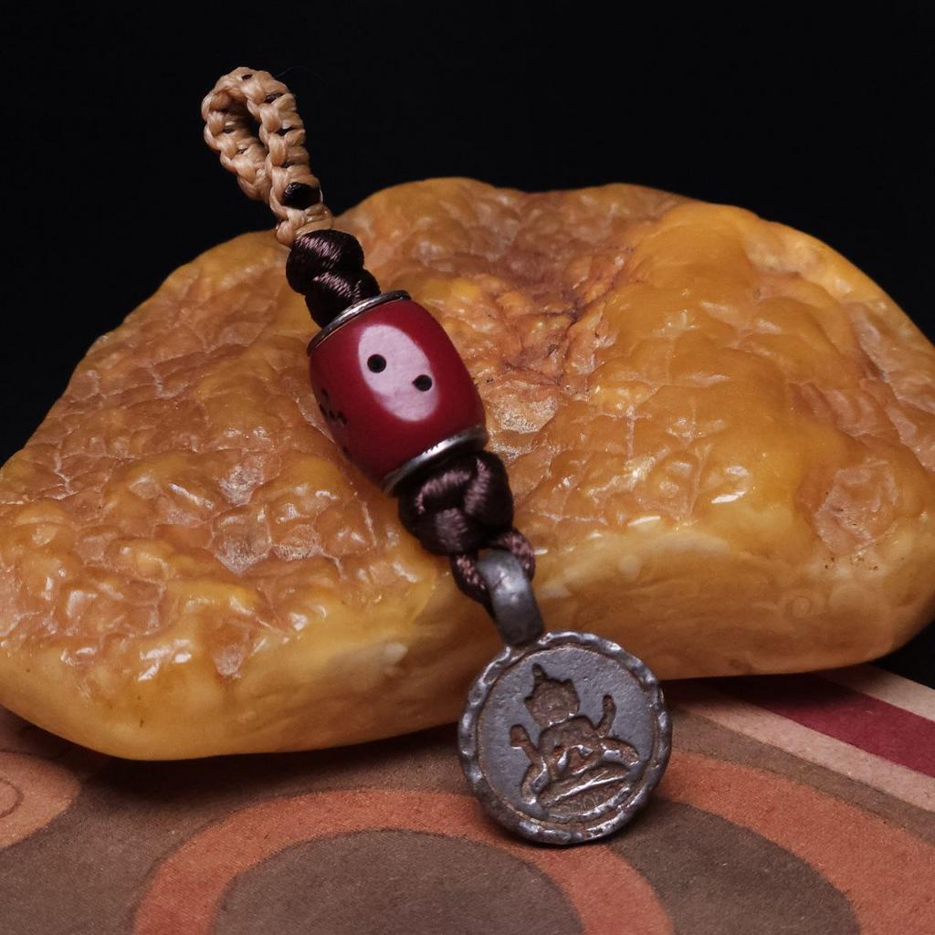 Тибетский амулет Авалокитешвара и игральный кубик