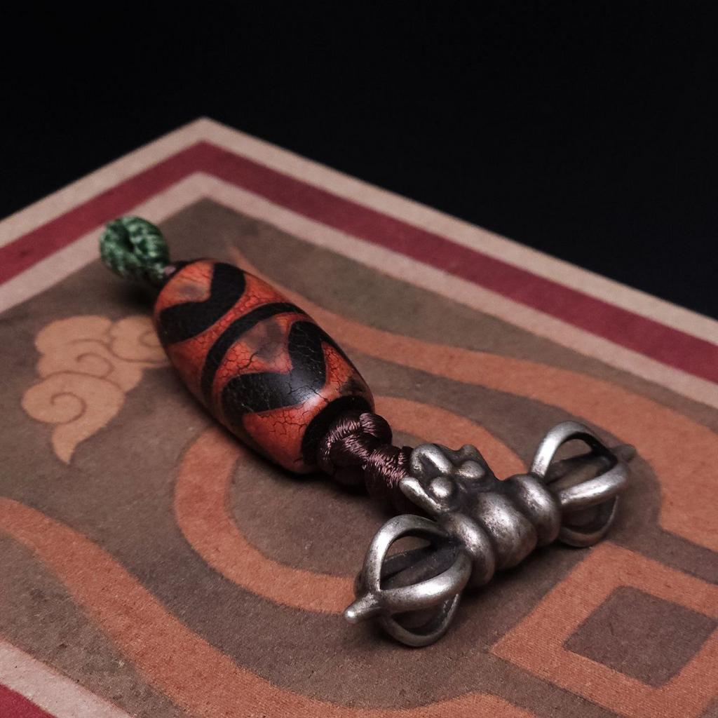 Тибетский амулет оружие богов в зубах тигра