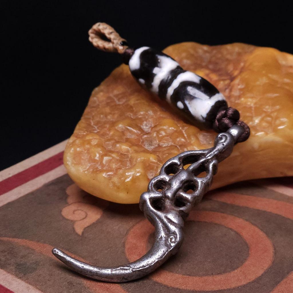 Тибетский  амулет коготь орла в зубах тигра