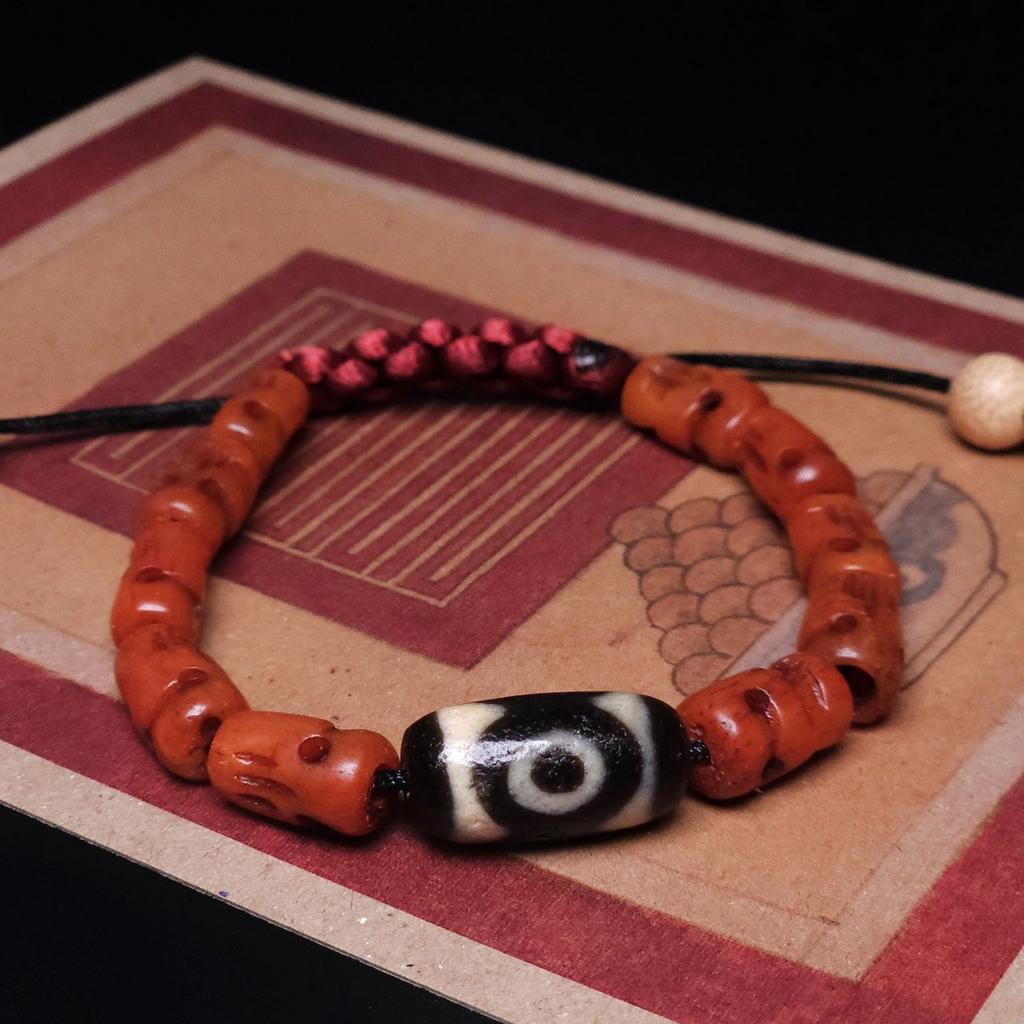 Браслет с черепами и бусиной дзи 3 глаза