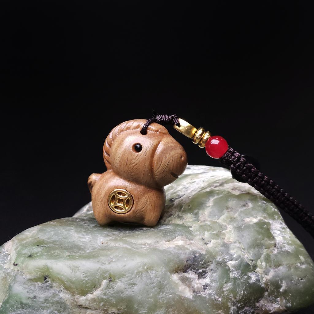 Брелок Лошадь из зеленого сандала