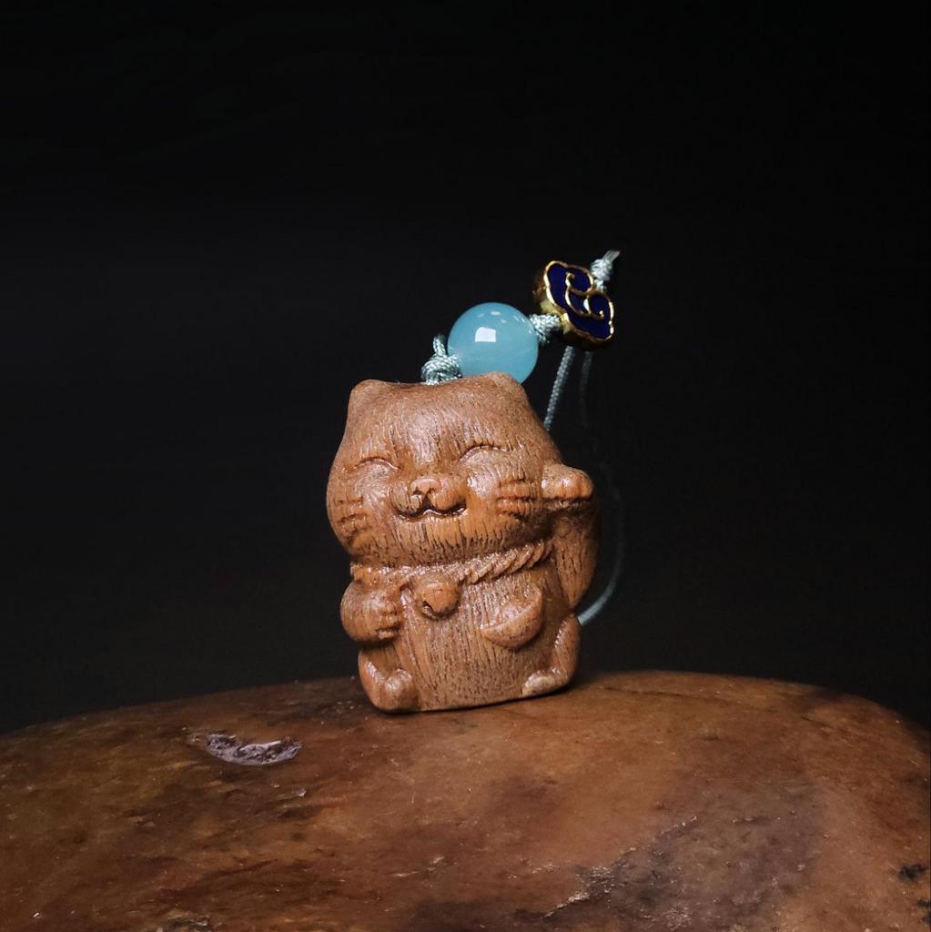 Брелок Манеки Неко из зеленого сандала