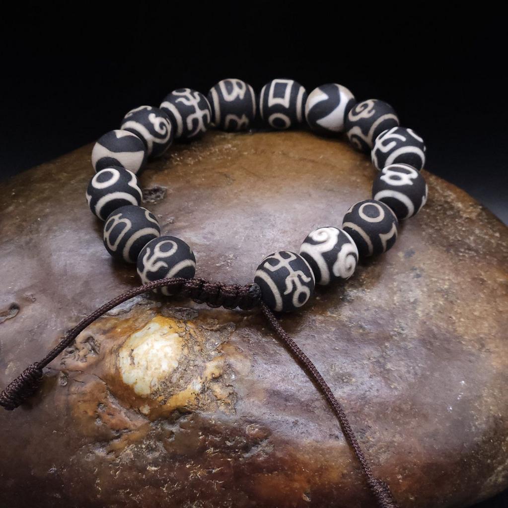 Браслет из чёрных бусин дзи 12 мм