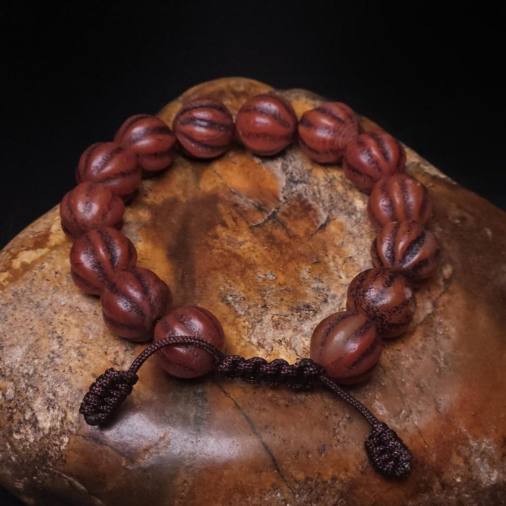 Браслет из старого агата красные тыковки