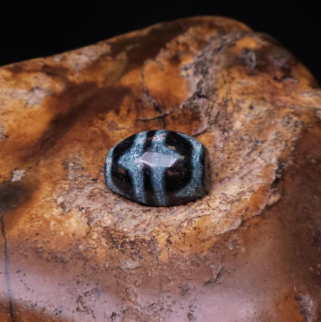 Бусина Дзи Двойные Зубы Тигра N°100 (сломанная)