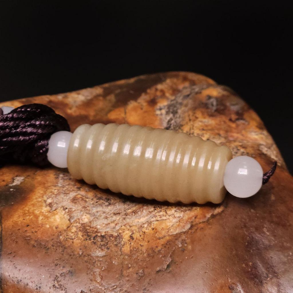 Бусина из нефрита