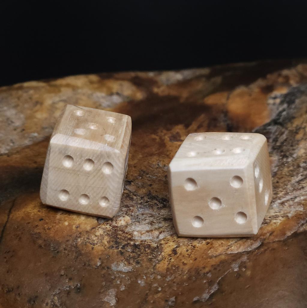 Игральные кубики из бивня мамонта светлые