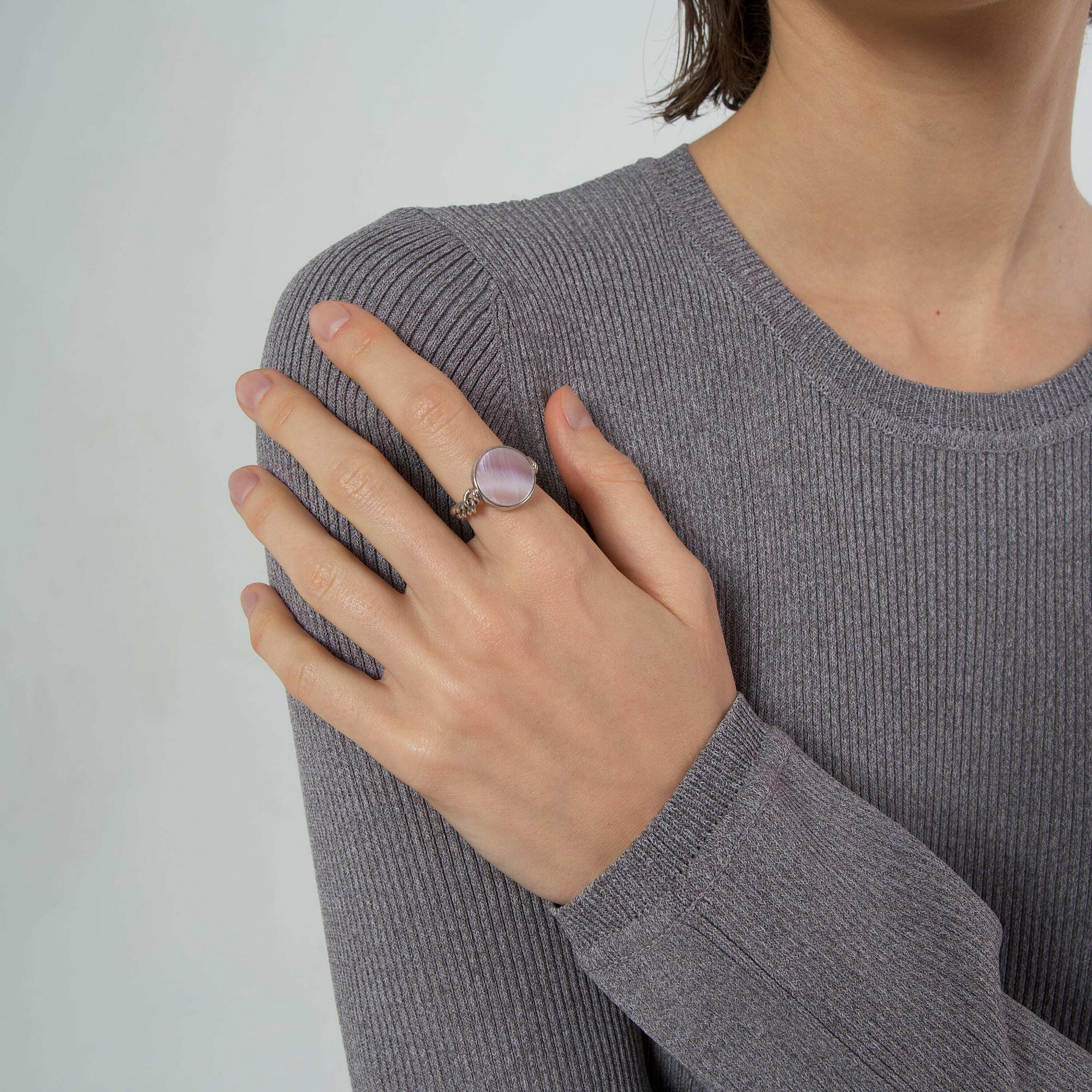 MA Кольцо-цепочка Logo с розовым перламутром и гравировкой