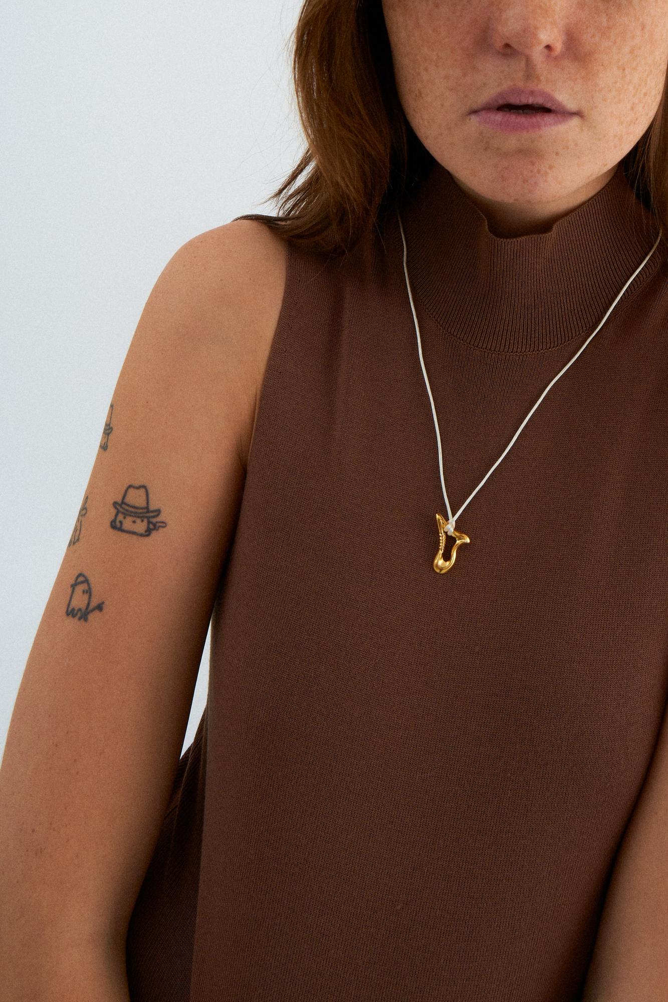 YOSTER Подвеска Knots в позолоте с белым шелковым шнурком