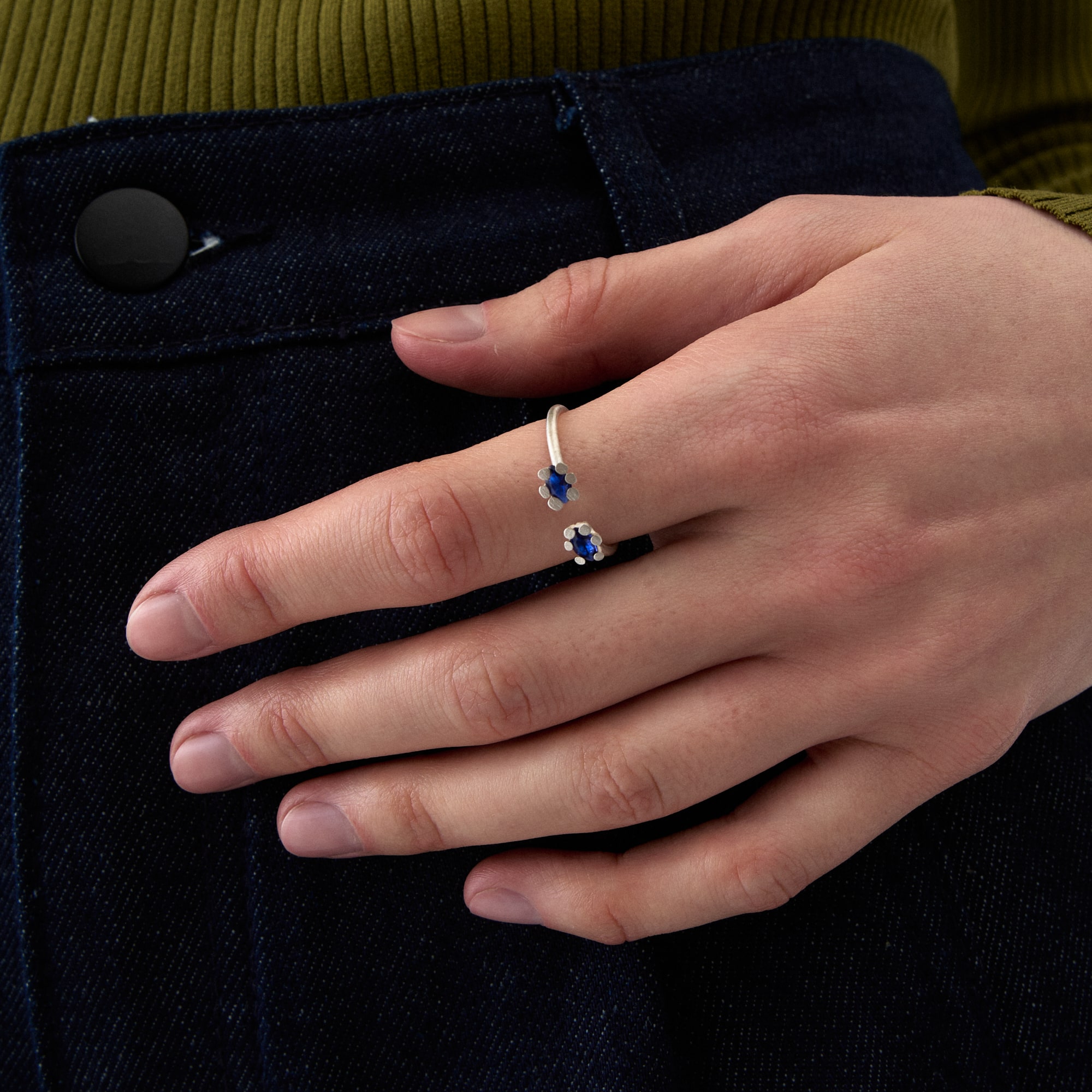 Burcu Büyükünal Открытое кольцо Glimpse Solitares с 2 синими кристаллами