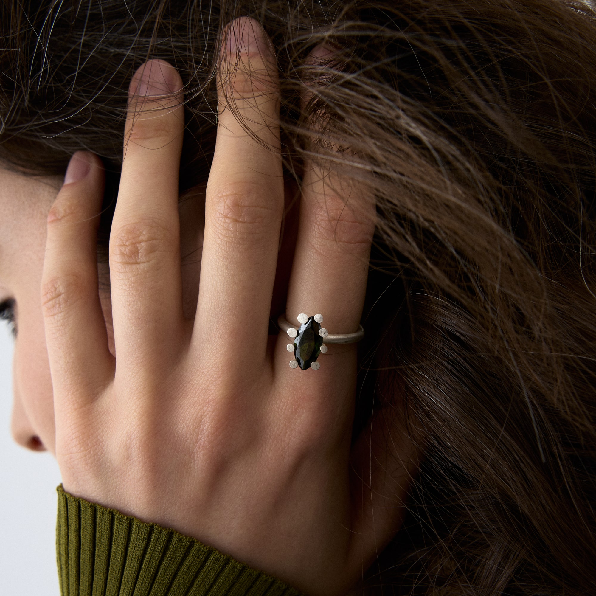 Burcu Büyükünal Кольцо Glimpse Solitares с зеленым кристаллом