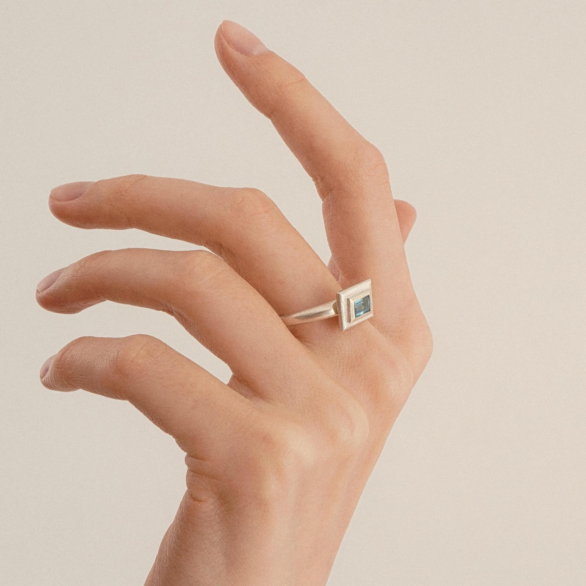 MA Кольцо It Moves с голубым топазом