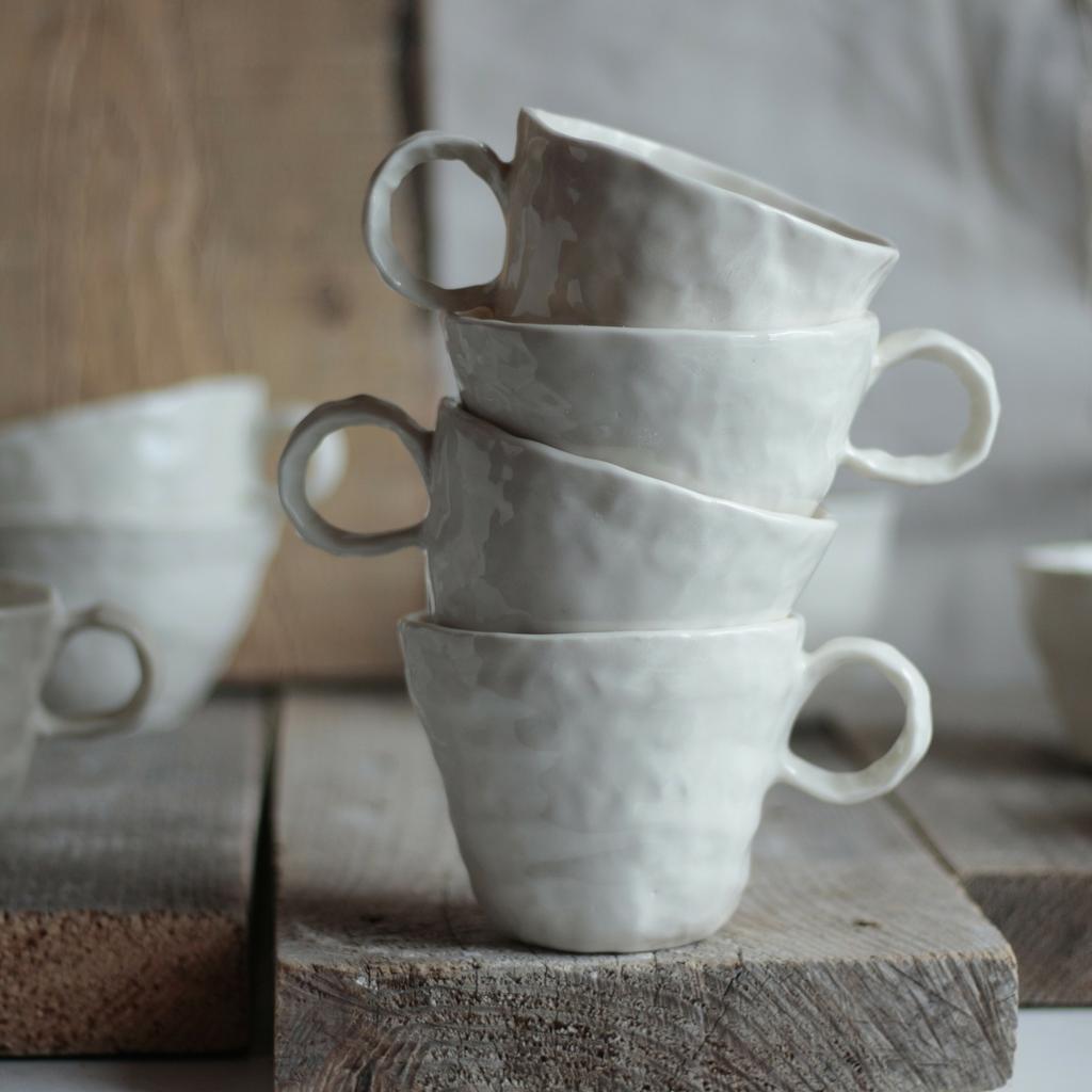 Чашка из белого фарфора