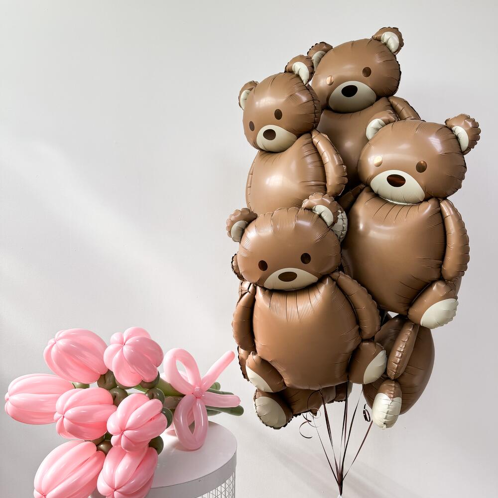Охапка мишки с тюльпанами