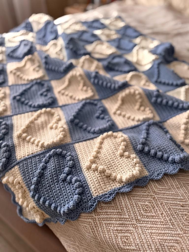 Совместник по вязанию крючком пледа с сердечками