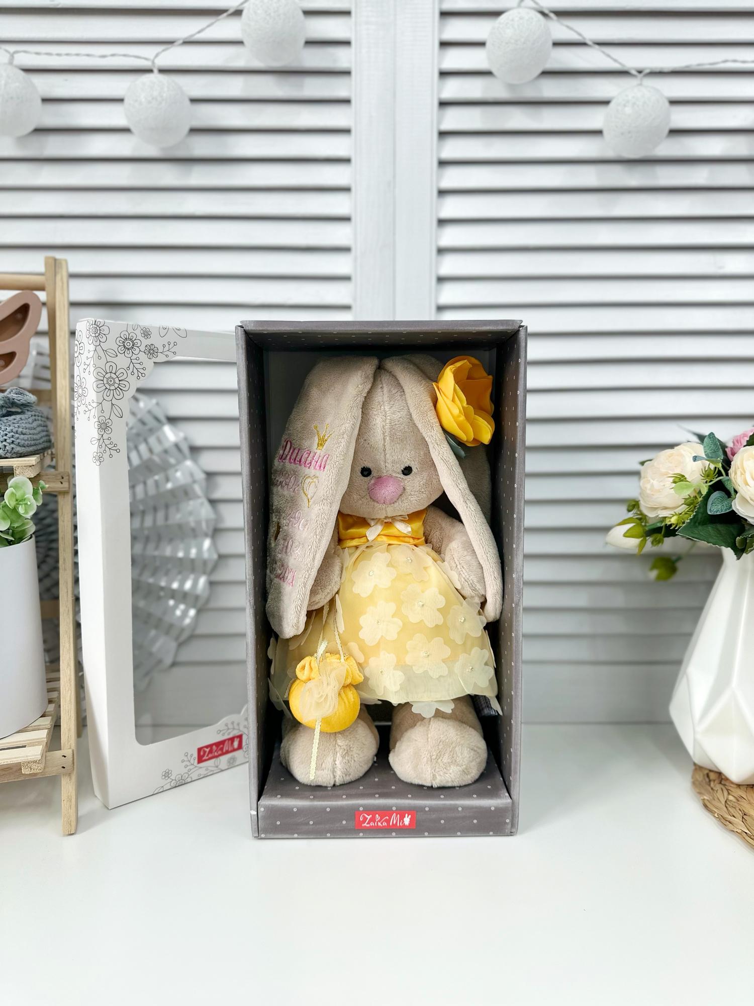 Именная игрушка с вышивкой имени и метрикой «Зайка Ми желтый цветок»