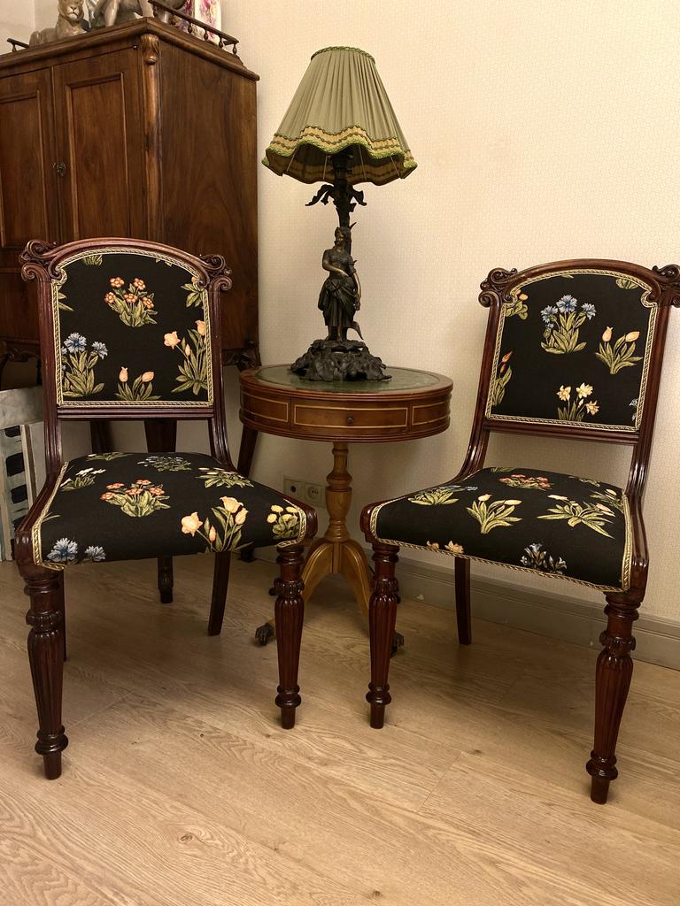 Старинный стул с гобеленом