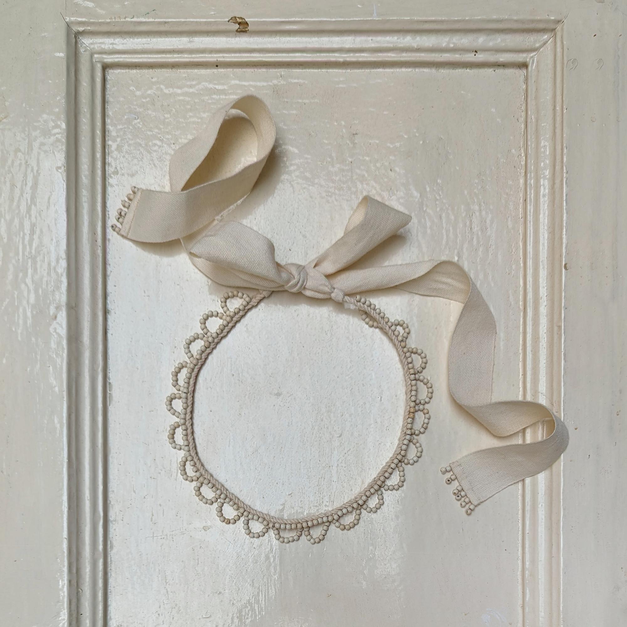 Ожерелок кружевной с молочными лентами