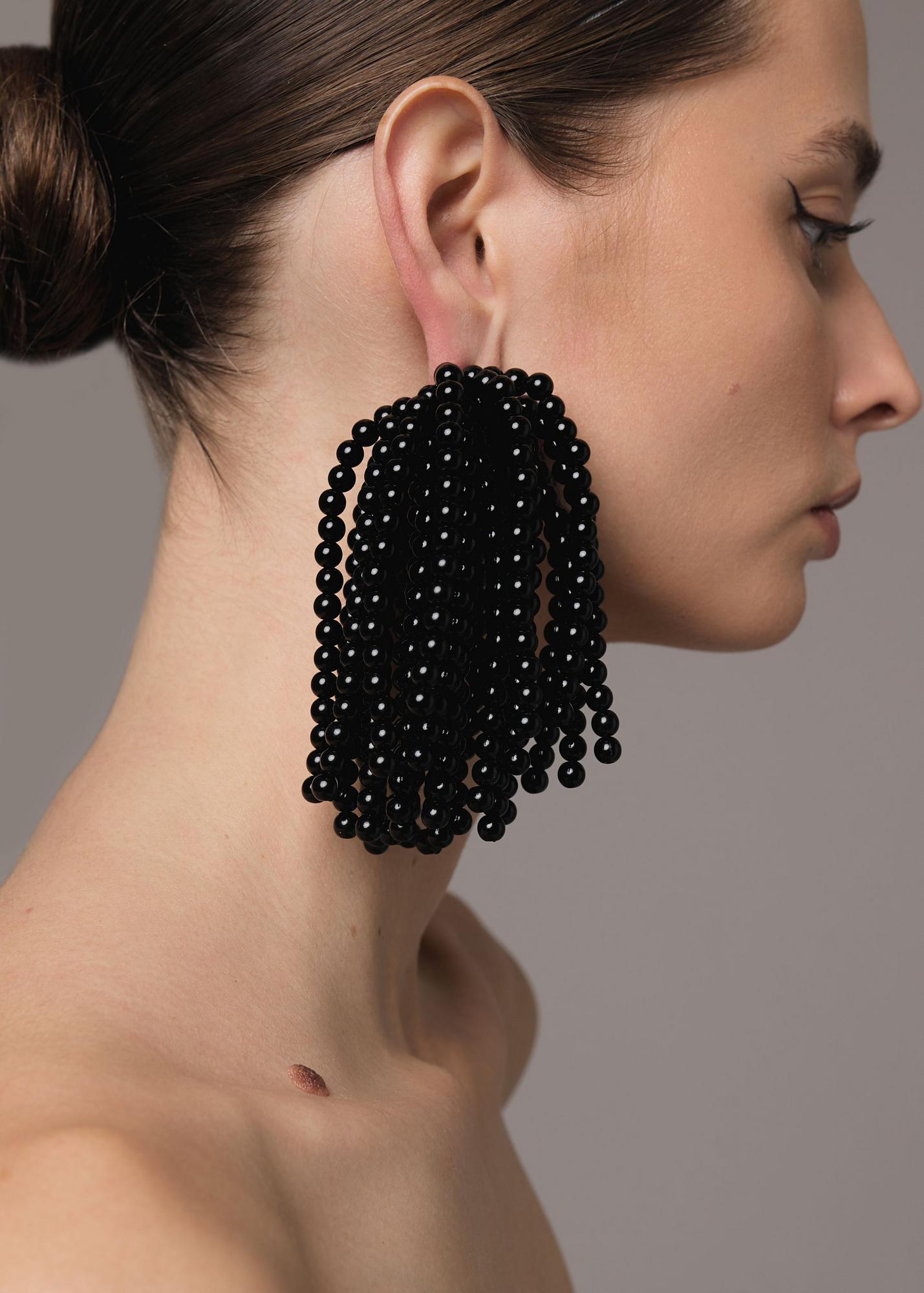Earrings of beads, black
