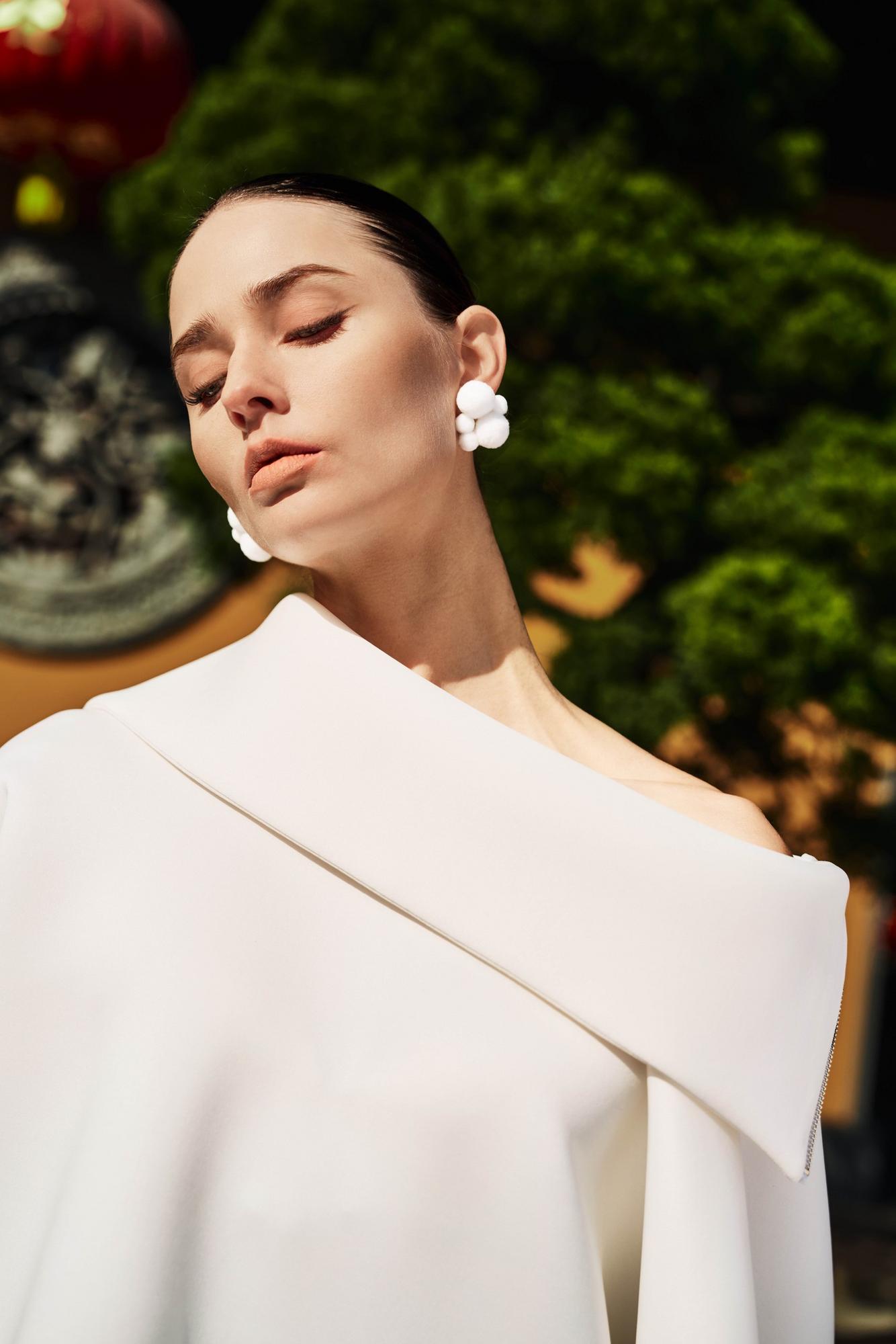 Voluminous earrings, milky