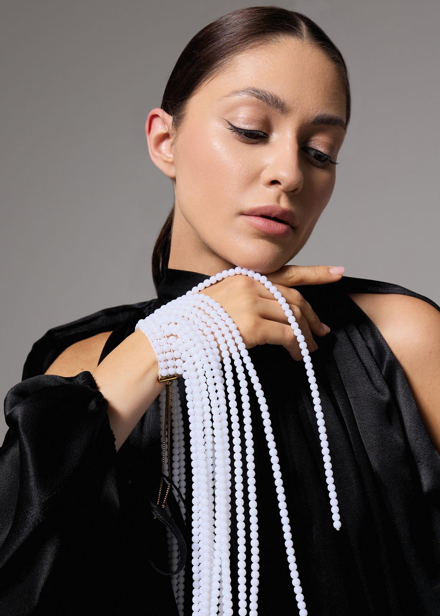 Bracelet of beads 30cm, white