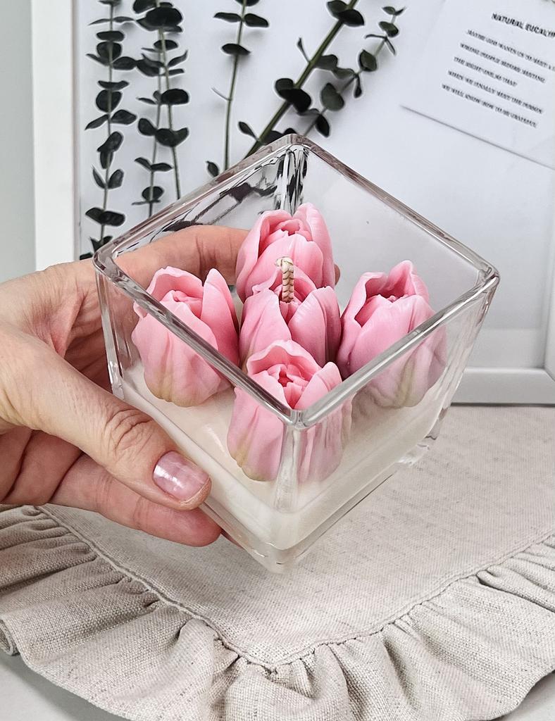 Свеча в вазе с тюльпанами розовыми