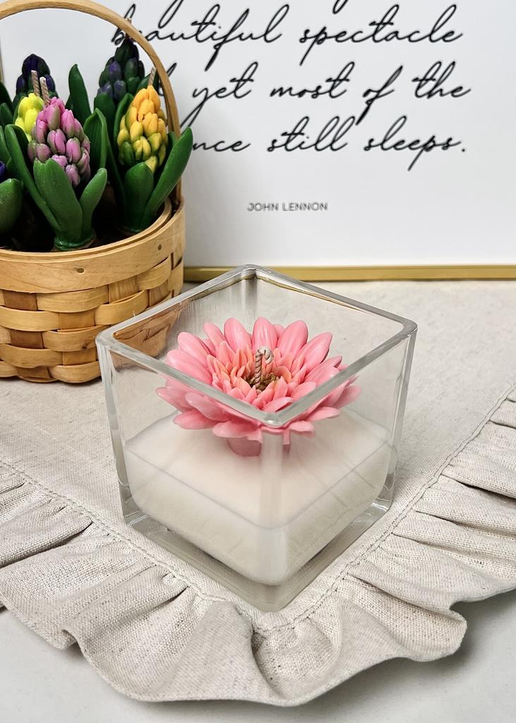 Свеча в вазе с гербером розовым