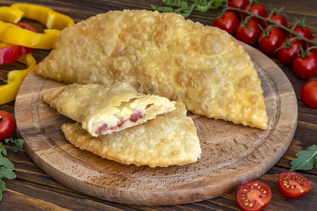ЧЕБУРЕК С КАРТОШКОЙ И ОХОТНИЧЬИМИ КОЛБАСКАМИ