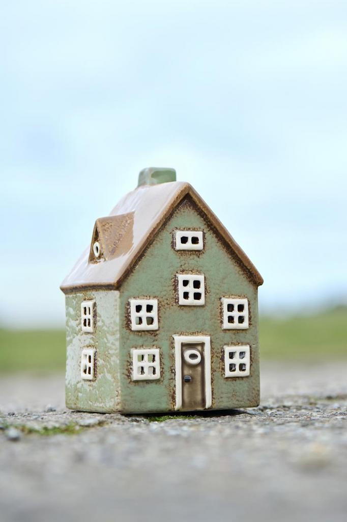 Домик олива с коричневой дверкoй