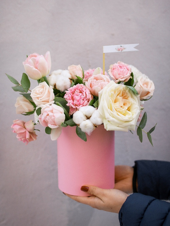 ЦВЕТОЧНАЯ КОМПОЗИЦИЯ В ШЛЯПНОЙ КОРОБКЕ