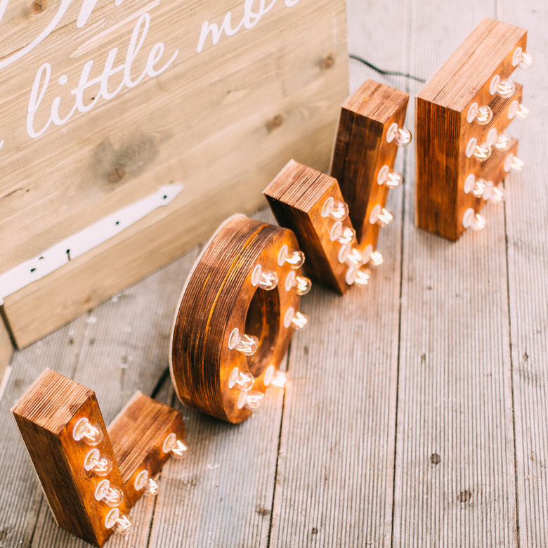 LOVE (с лампочками)