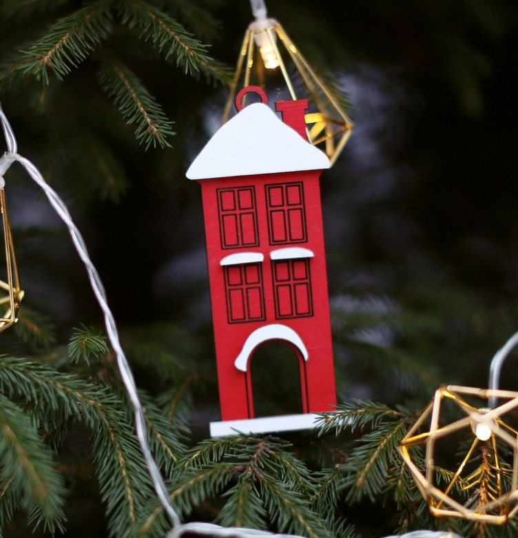 ТЕГ ДЕРЕВЯННЫЙ (ЗАСНЕЖЕННЫЙ ДОМИК)