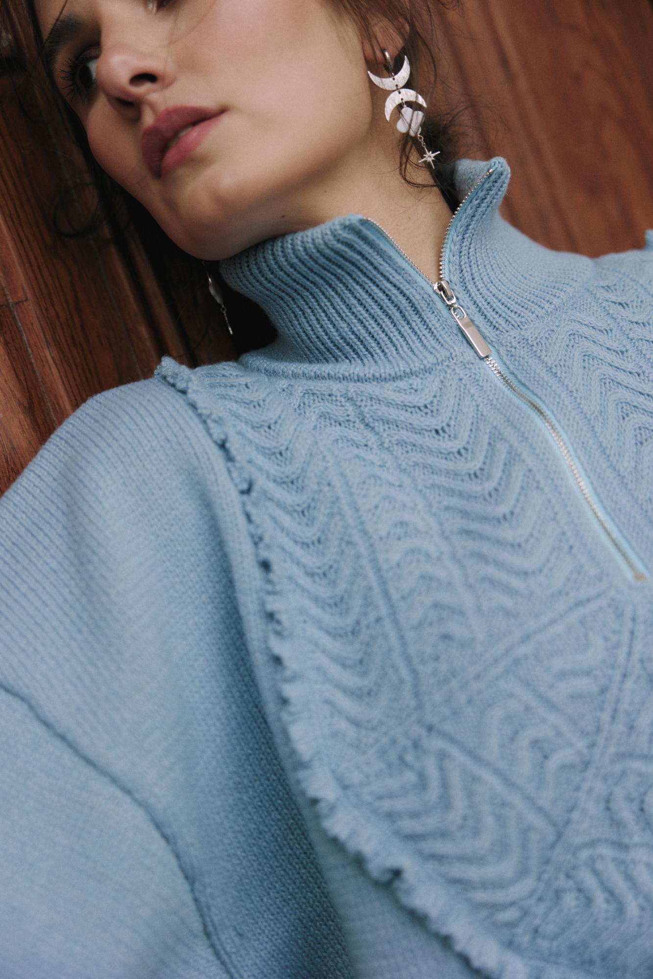 Свитер с молнией "Изю" голубой