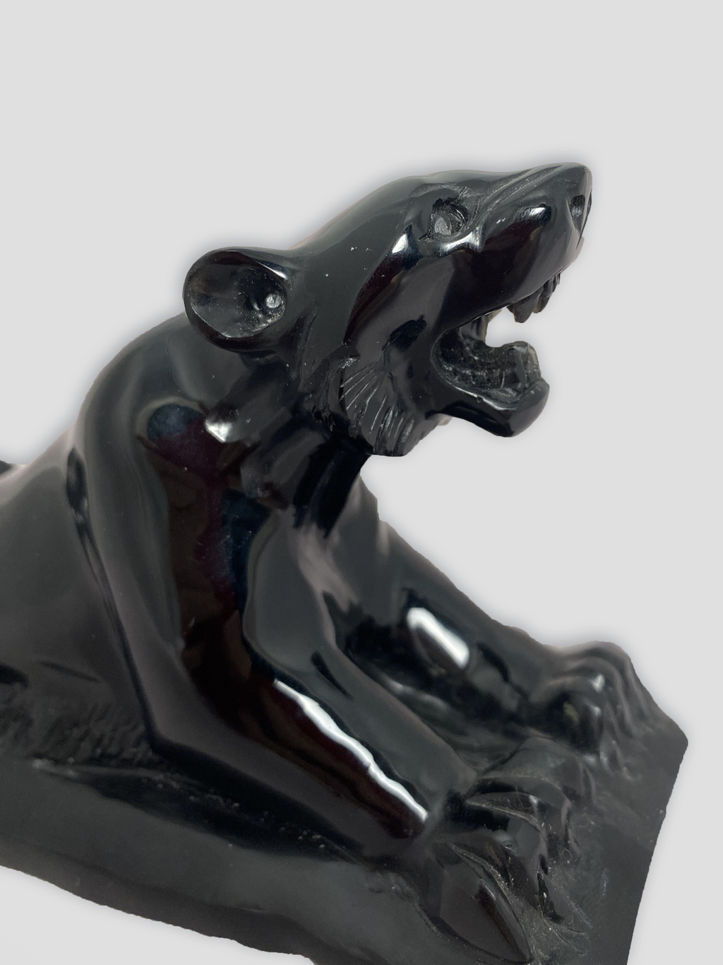 Скульптура "Тигрица" (черный обсидиан)