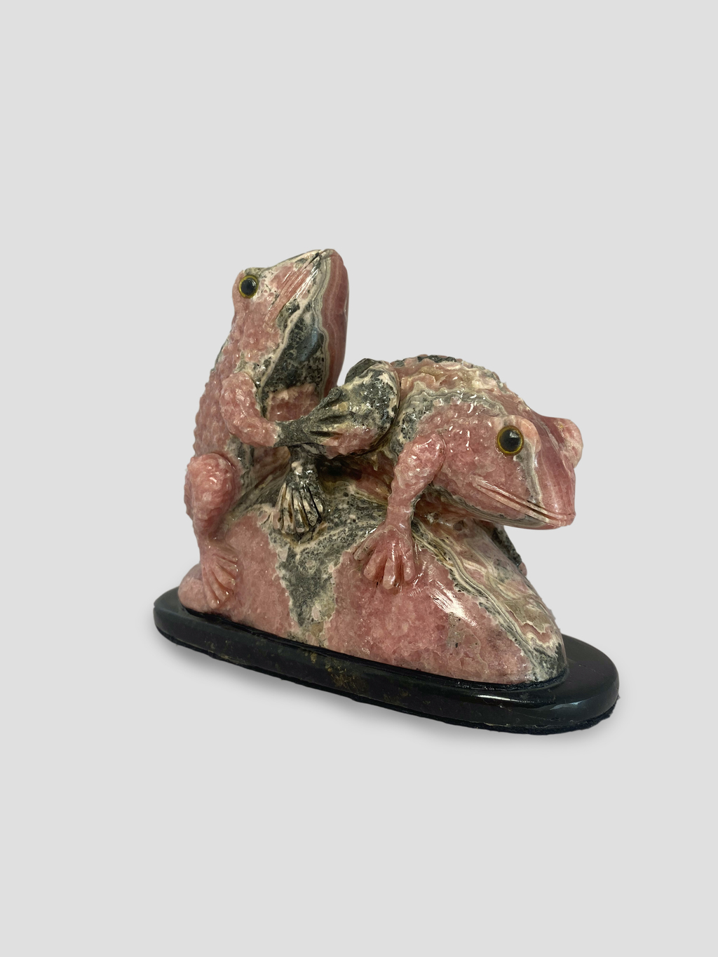 Скульптура "Спаривающиеся лягушки" (родохрозит)