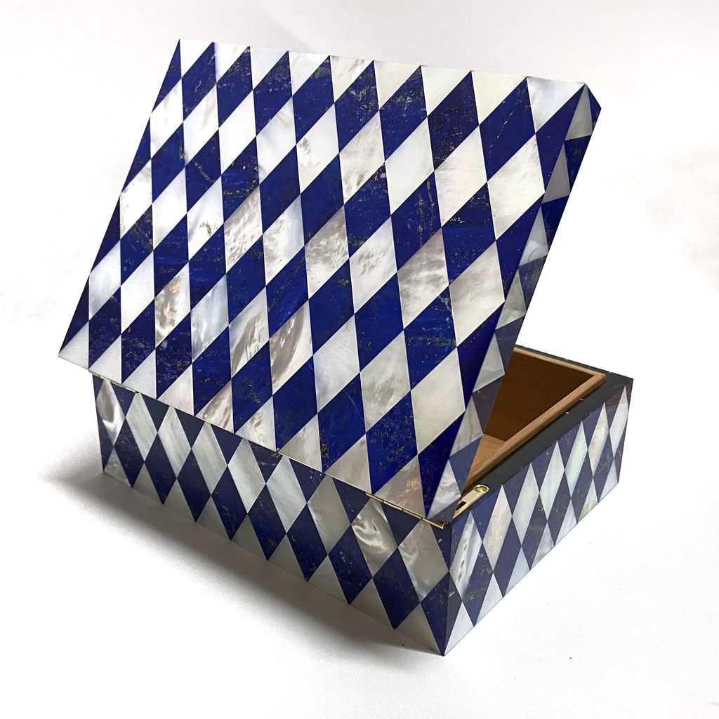 Шкатулка-хьюмидор "Арлекин" (лазурит, перламутр)