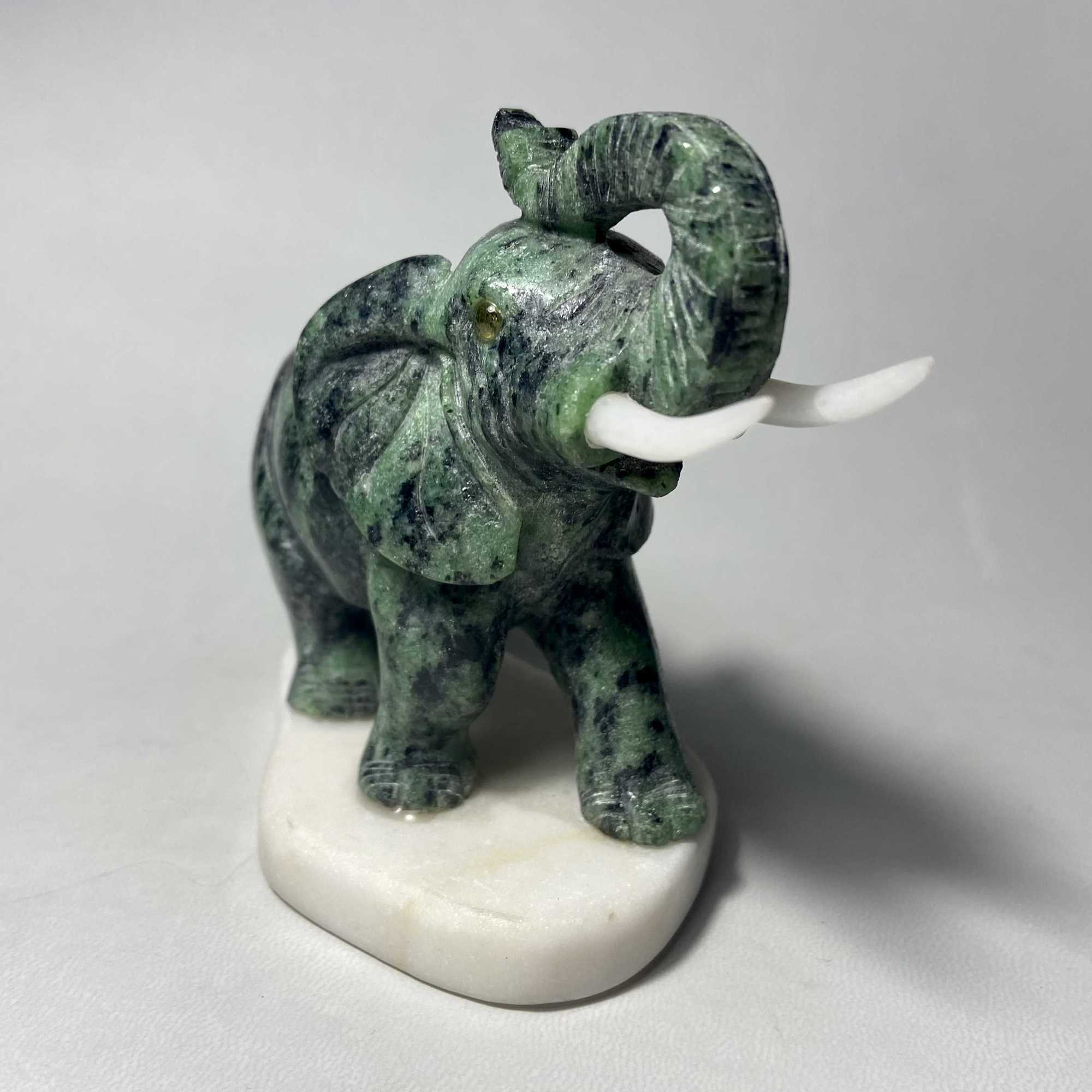 Скульптура "Слон" (цоизит)