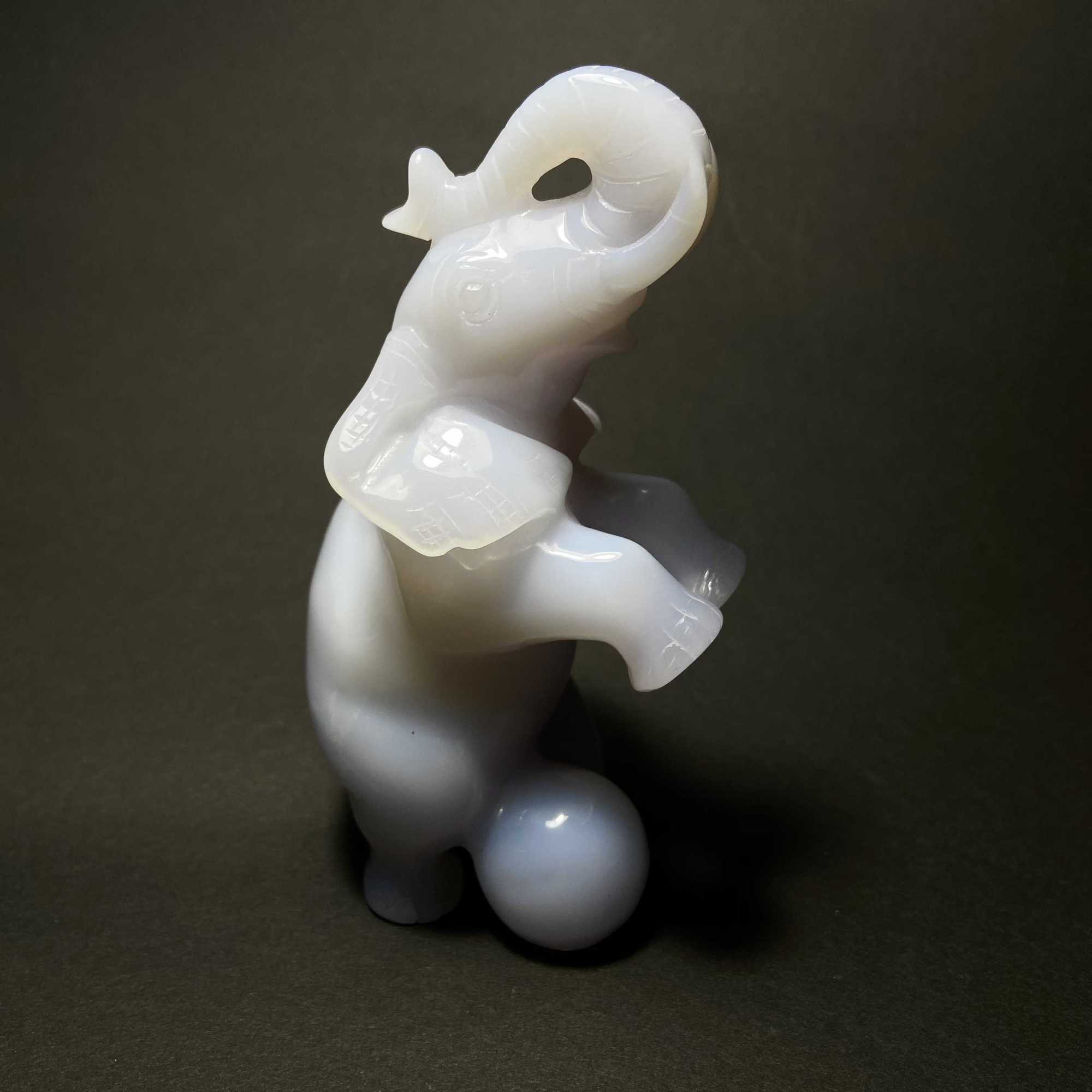 Скульптура "Слоник в цирке"(халцедон голубой)