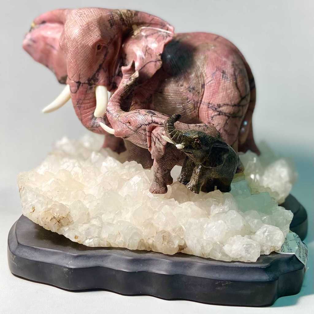 Скульптура "Семья слонов" (родонит, горный хрусталь)