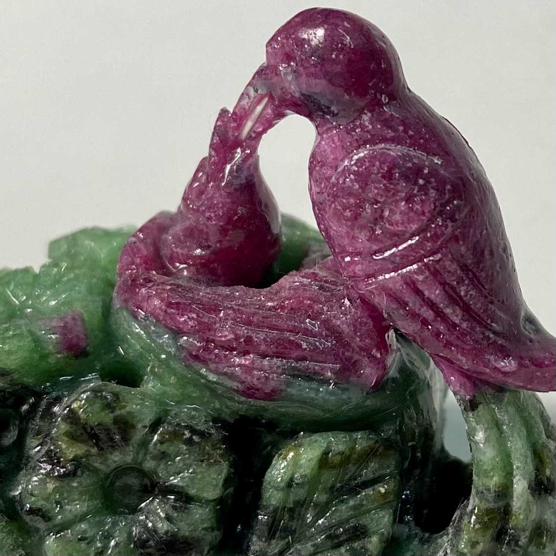 Скульптура "Птичка с птенцом", корунд красный в цоизите