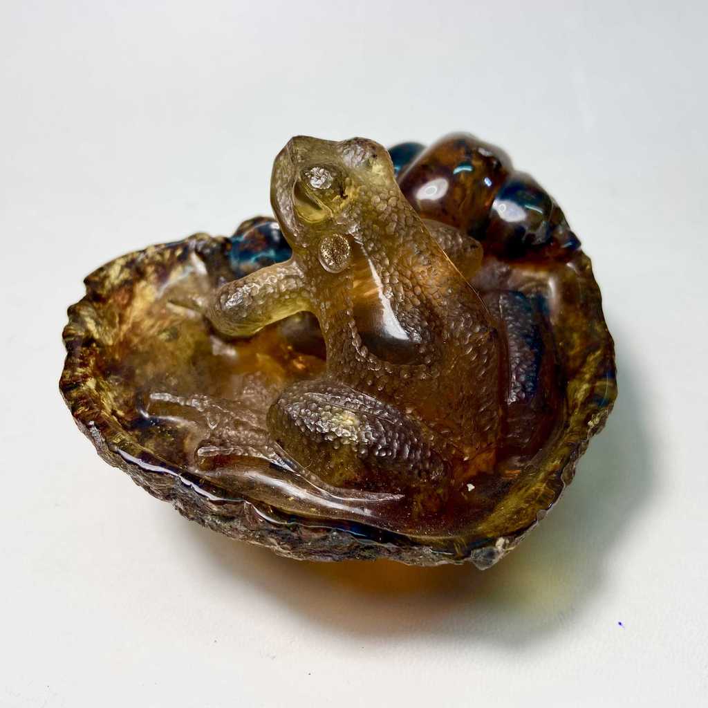 Скульптура "Лягушка" (синий янтарь)