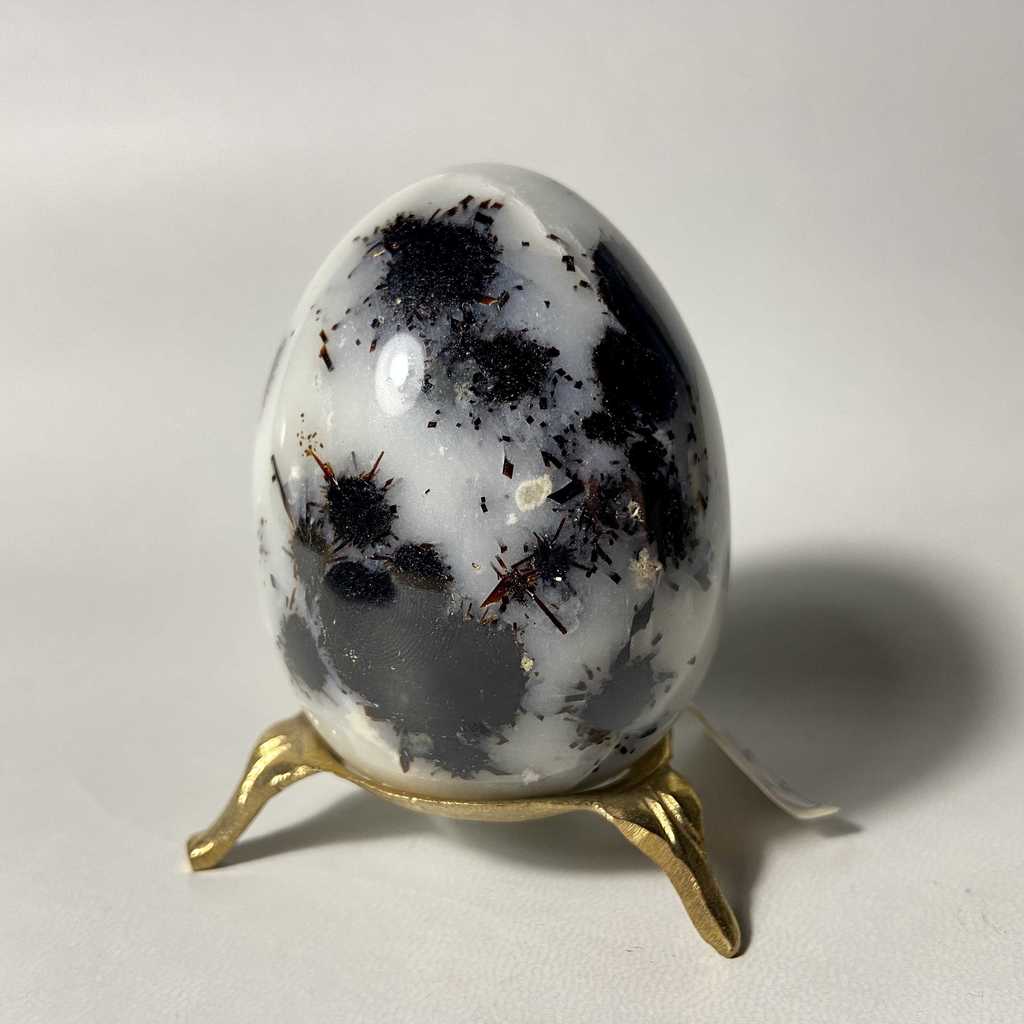 Яйцо (астрофилит на альбите)