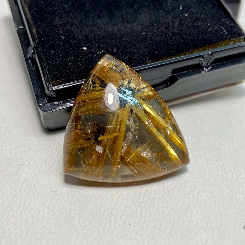 Кабошон (кварц с рутилом) треугольник