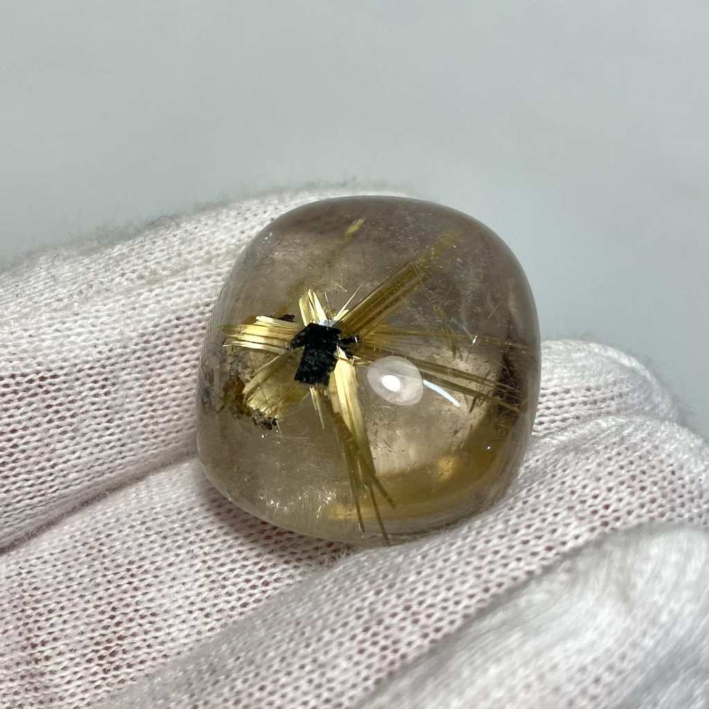 Кабошон (кварц с рутилом)