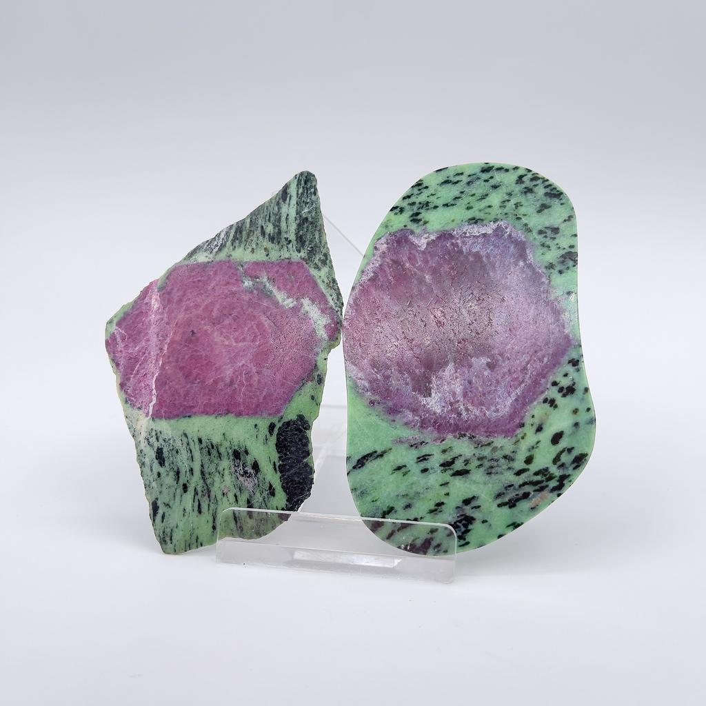 Спил корунд красный в цоизите, Бразилия