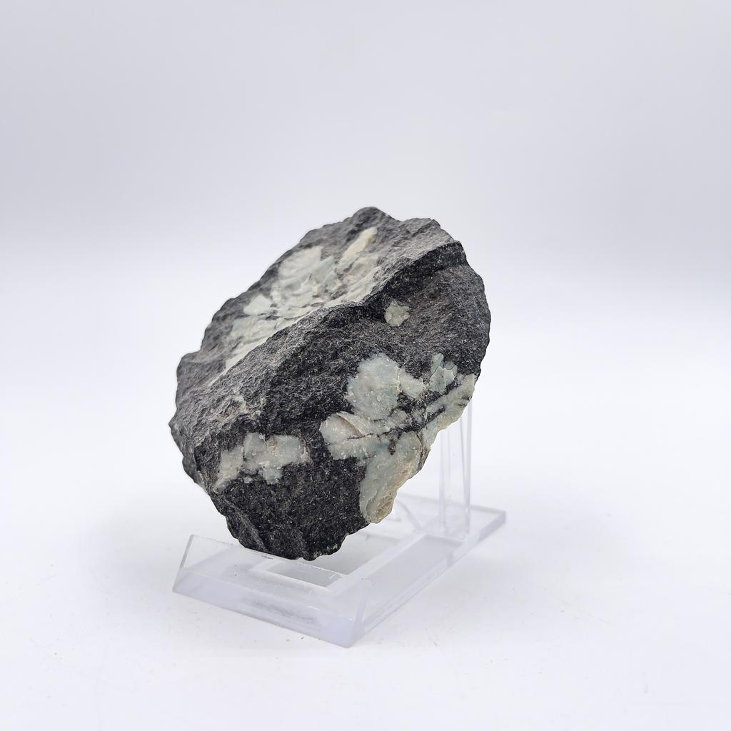 Хризантемный камень - целестин в породе