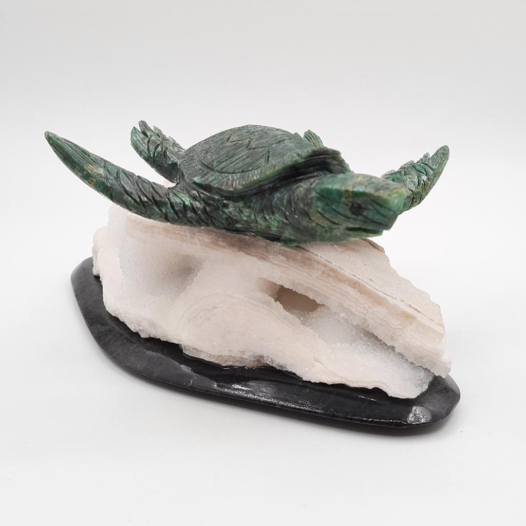 Скульптура "Черепаха морская" серпентин на друзе кварца