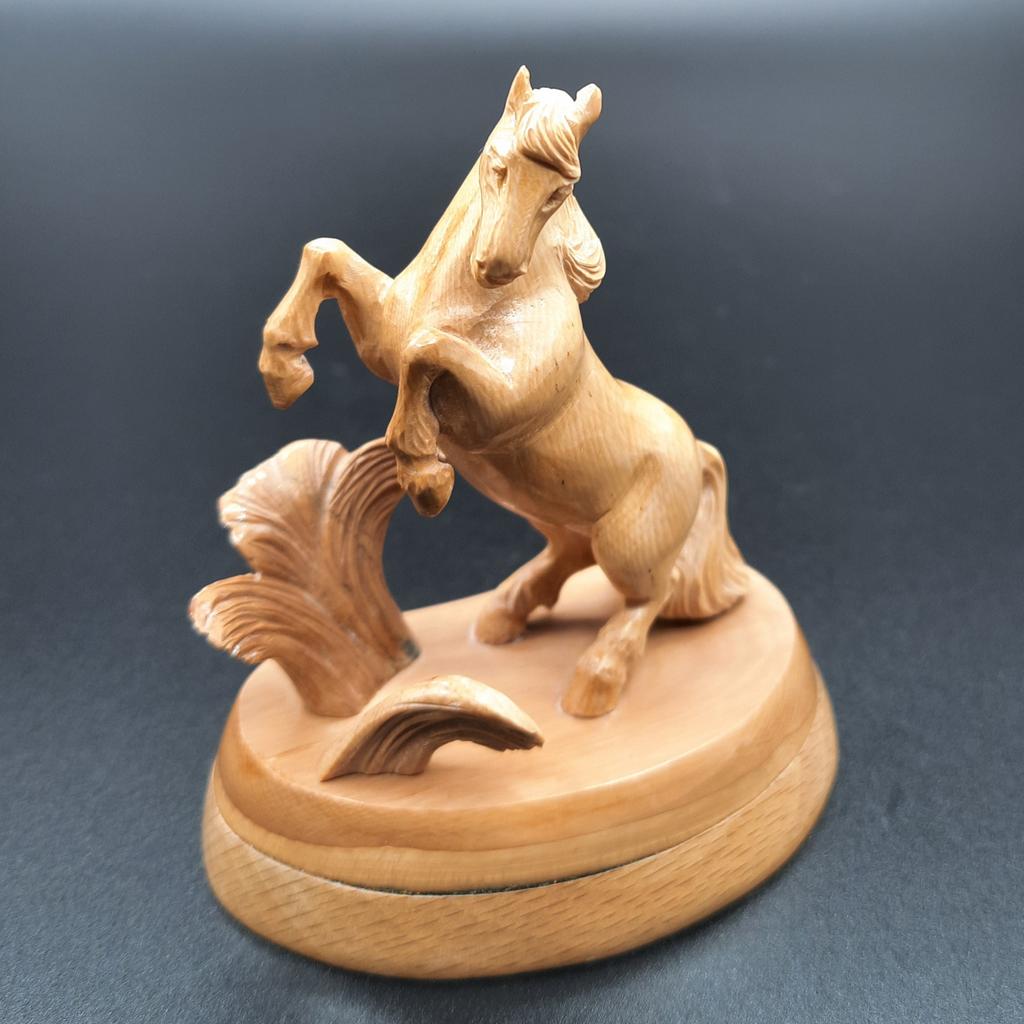 Скульптура "Играющая лошадка", бивень мамонта